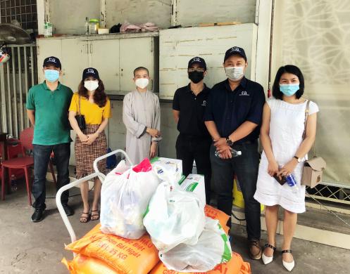 Nam Hòa thăm, tặng quà mái ấm nuôi trẻ mồ côi Diệu Giác